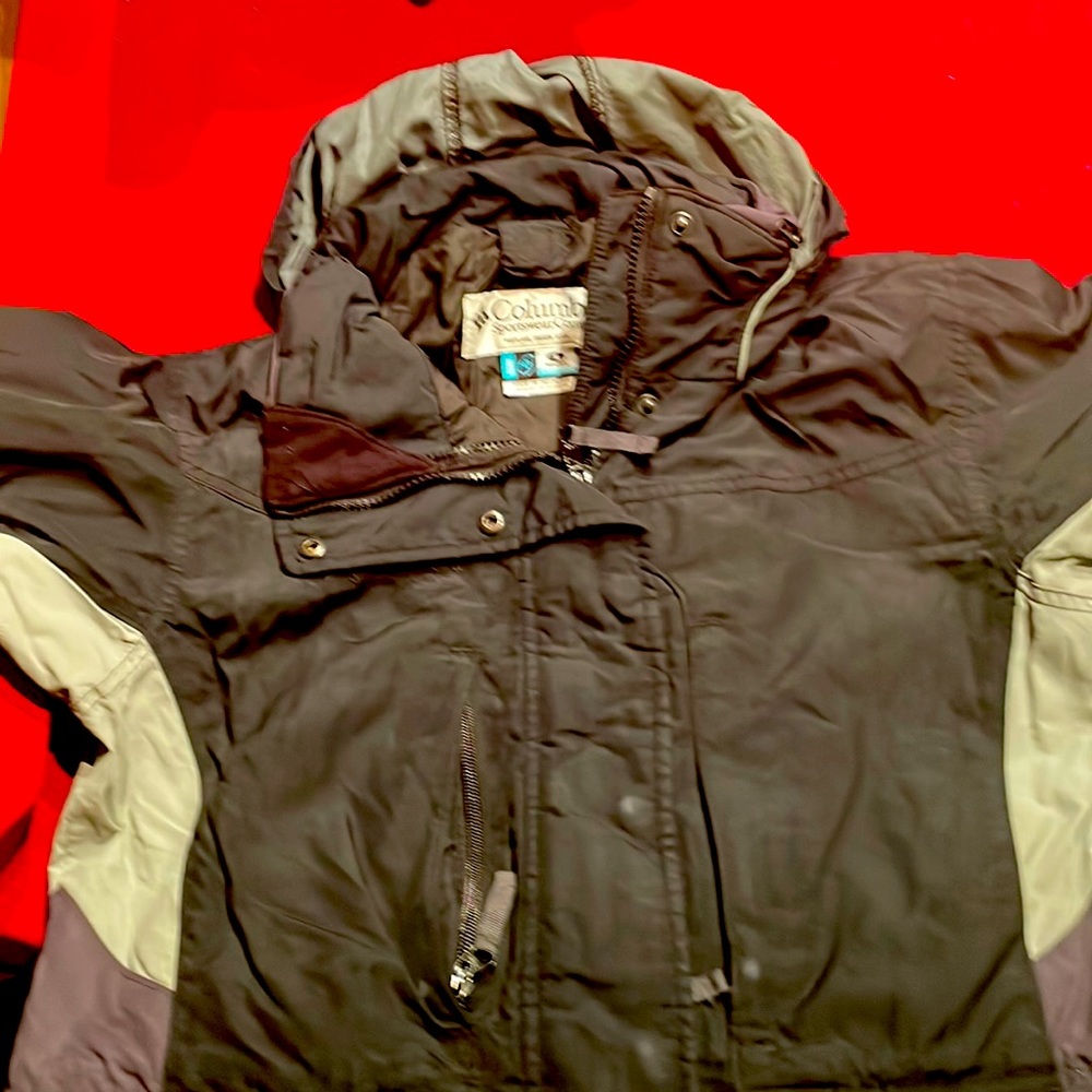 Columbia mid weight rain jacket.   Good condition. Has 4 zipper pockets on front